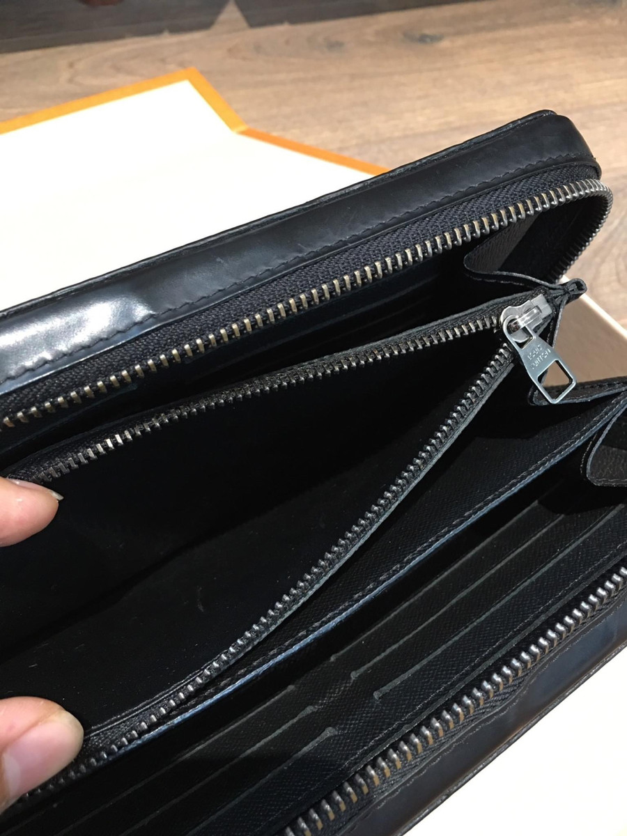 L o u i s V u i t t o n Monogram Eclipse Zippy XL  Black Wallet. 95% new . tình trạng như hình chi tiết  e up kèm nhé.