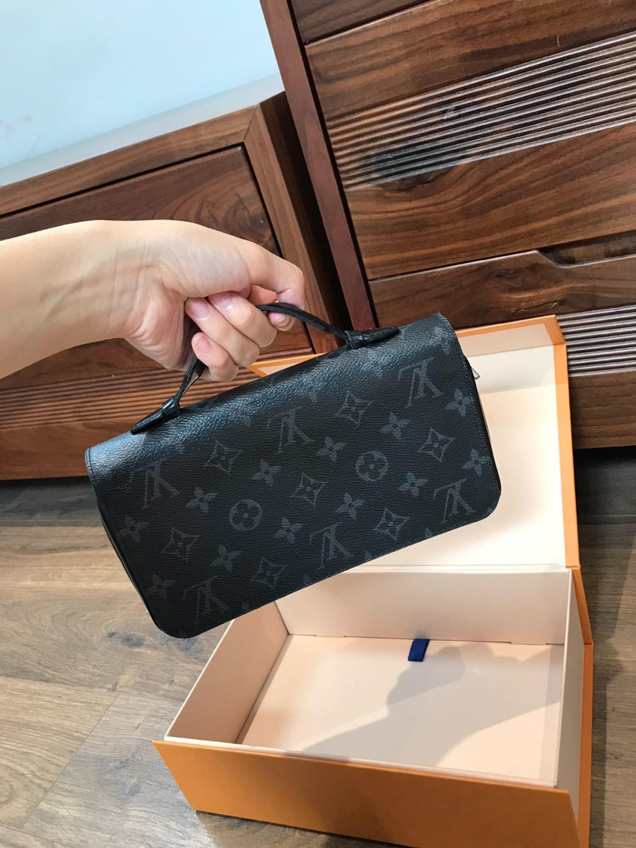 L o u i s V u i t t o n Monogram Eclipse Zippy XL  Black Wallet. 95% new . tình trạng như hình chi tiết  e up kèm nhé.