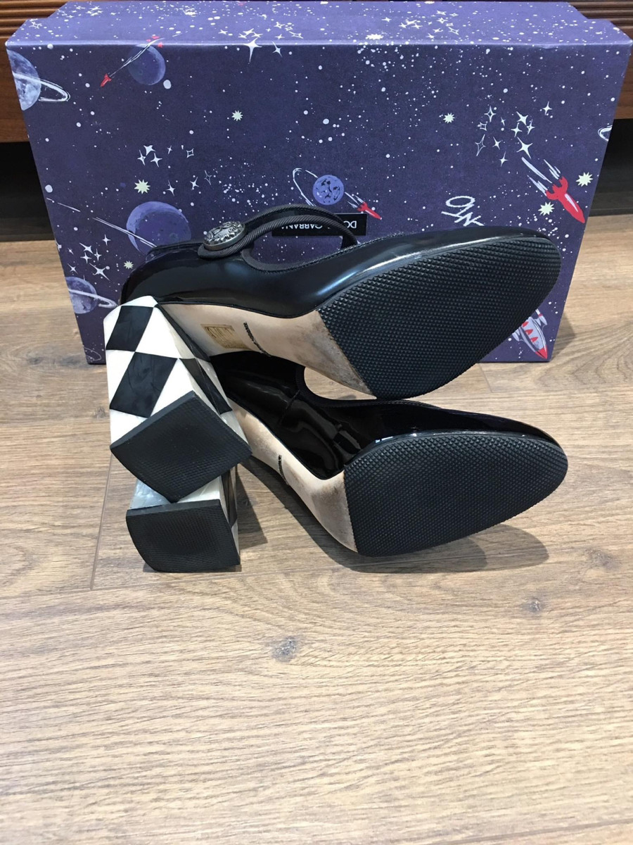 D o l c e & G a b b a n a Patent leather Pumps size 38 Ladies' Black gót kẻ ô vuông đen trắng làm điểm nhấn cho chiếc giày  . cao 11cm  . 95% new phần mũi 1 bên e có spa đẹp lại rồi nhé.