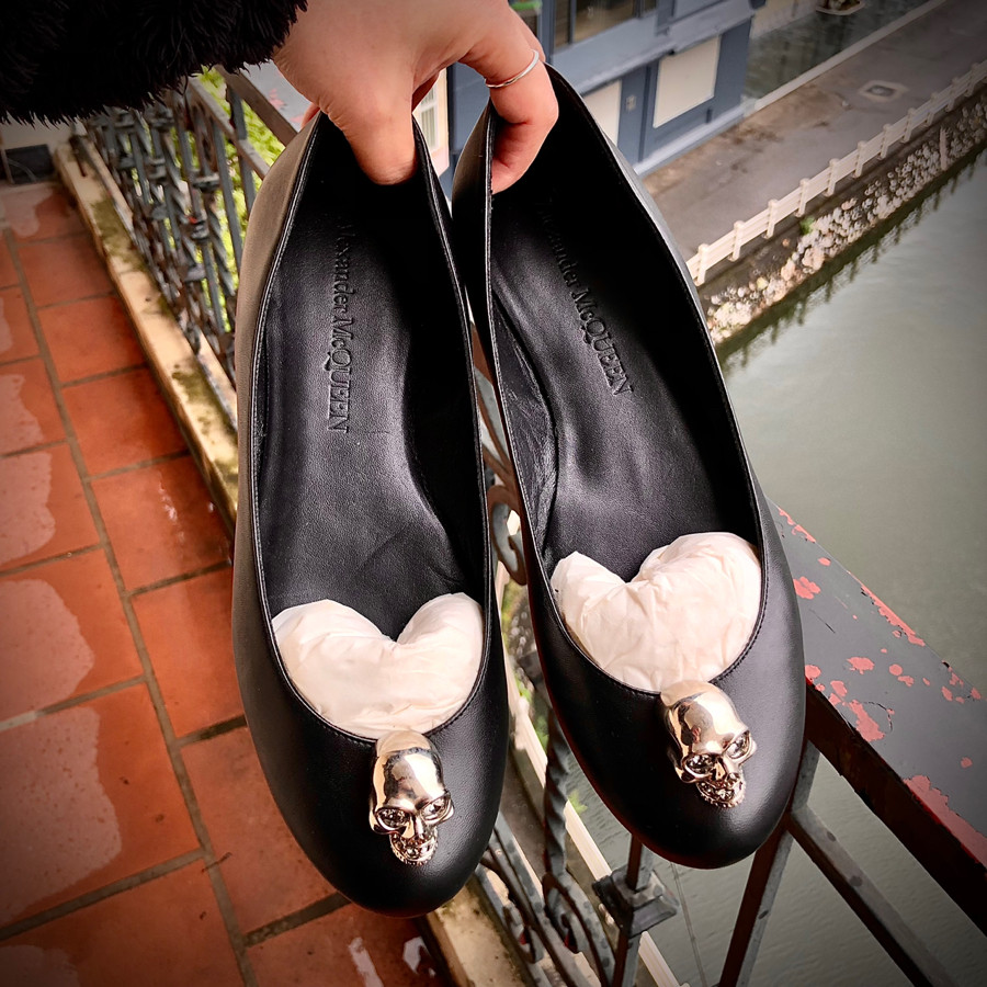 Alexander Mc-Queen Black ballet flats with signature silver skull sz 39: