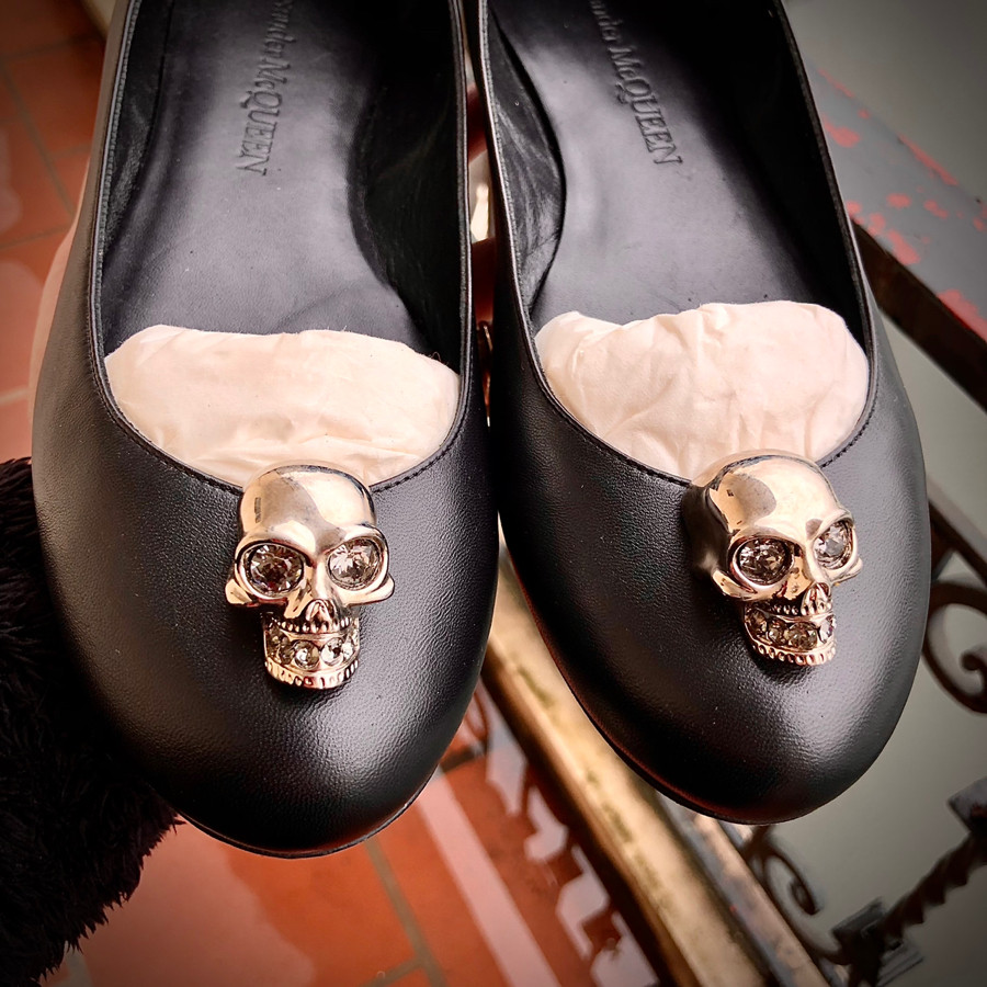 Alexander Mc-Queen Black ballet flats with signature silver skull sz 39: