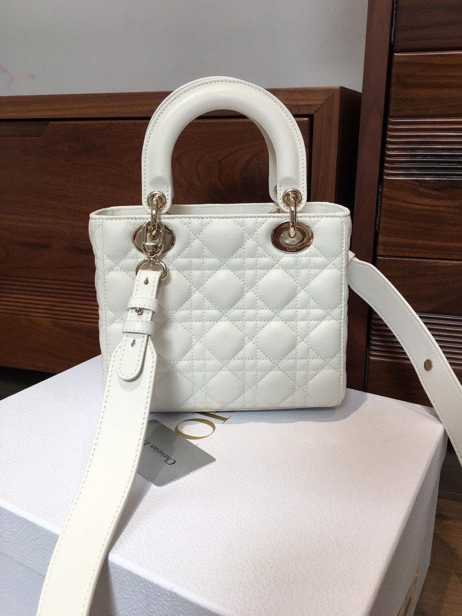 C h r i s ti a n  D i o r Lady D i o r Cannage Leather 2way handbag White. tình trạng còn đẹp nha. đủ box + túi vải+6 thẻ như hình ạ  .size small ah