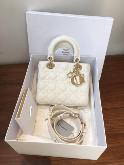 C h r i s ti a n  D i o r Lady D i o r Cannage Leather 2way handbag White. tình trạng còn đẹp nha. đủ box + túi vải+6 thẻ như hình ạ  .size small ah