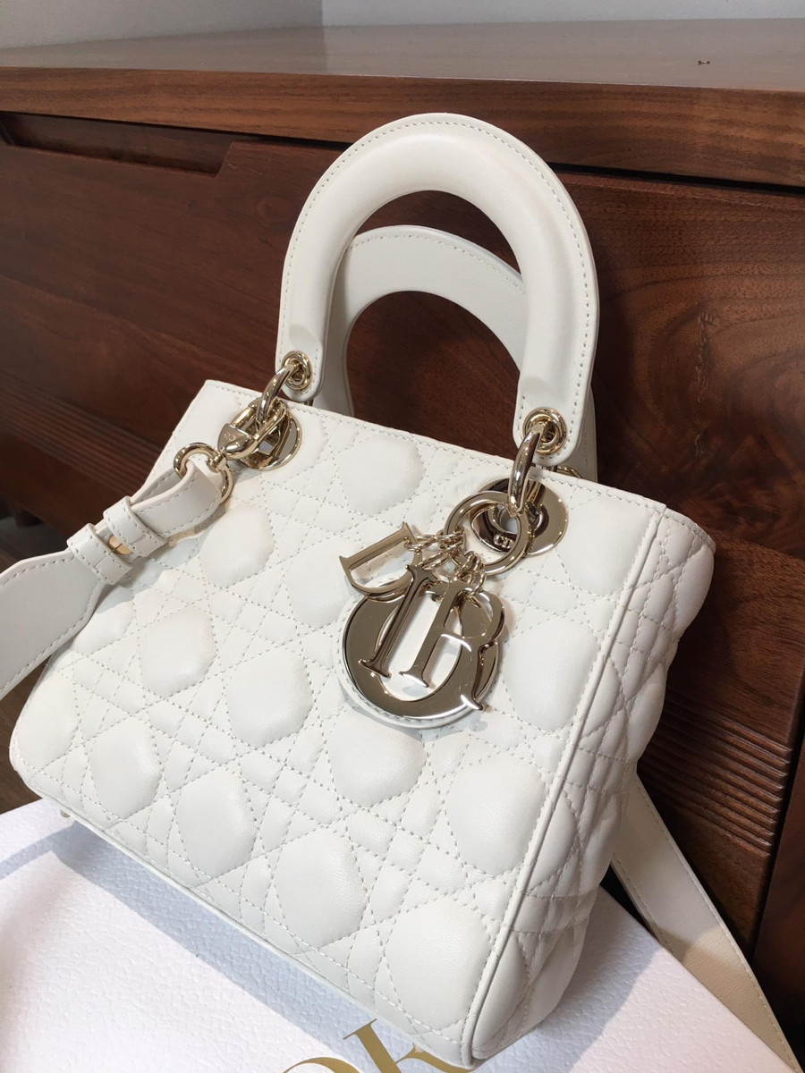 C h r i s ti a n  D i o r Lady D i o r Cannage Leather 2way handbag White. tình trạng còn đẹp nha. đủ box + túi vải+6 thẻ như hình ạ  .size small ah