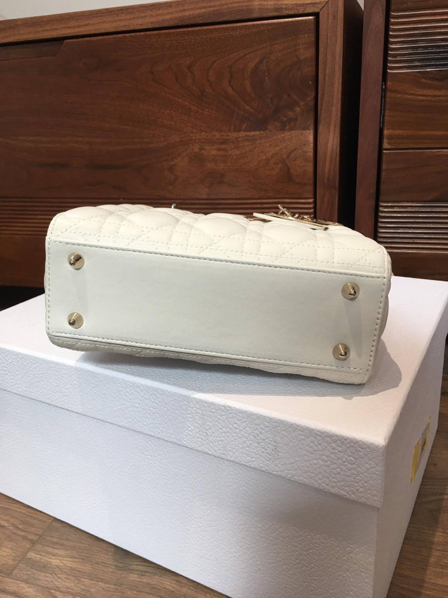 C h r i s ti a n  D i o r Lady D i o r Cannage Leather 2way handbag White. tình trạng còn đẹp nha. đủ box + túi vải+6 thẻ như hình ạ  .size small ah