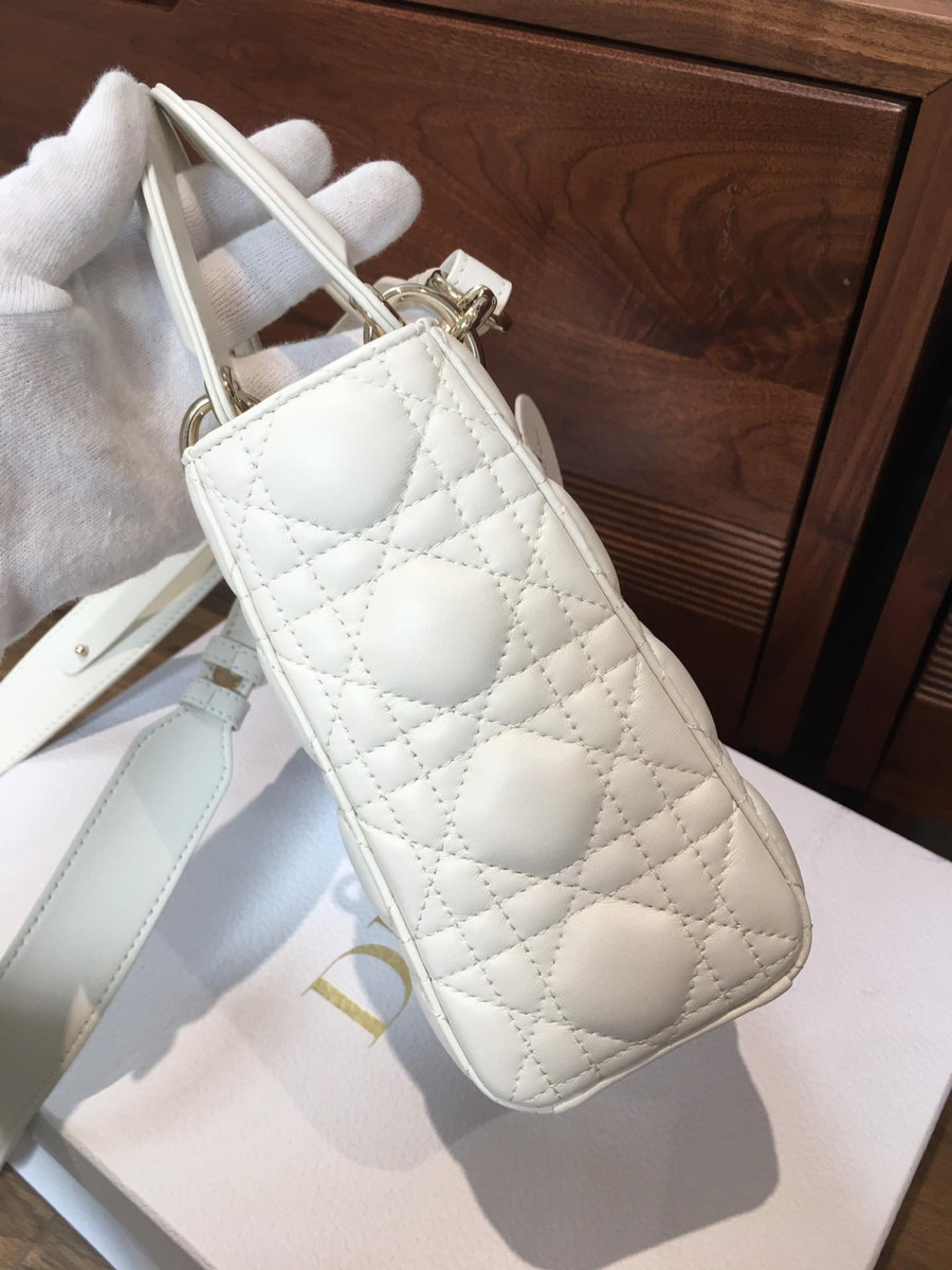 C h r i s ti a n  D i o r Lady D i o r Cannage Leather 2way handbag White. tình trạng còn đẹp nha. đủ box + túi vải+6 thẻ như hình ạ  .size small ah