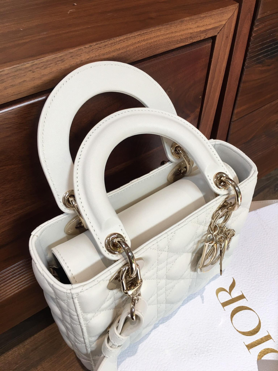 C h r i s ti a n  D i o r Lady D i o r Cannage Leather 2way handbag White. tình trạng còn đẹp nha. đủ box + túi vải+6 thẻ như hình ạ  .size small ah