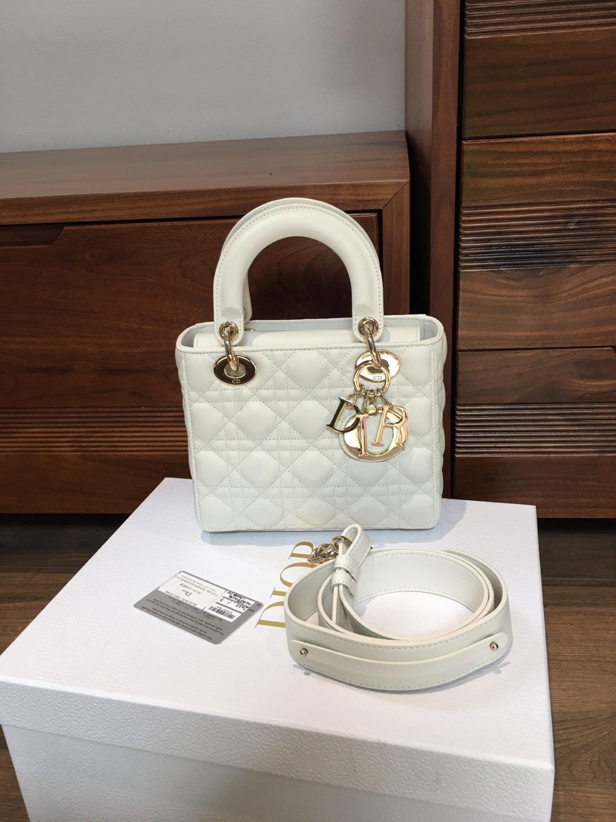 C h r i s ti a n  D i o r Lady D i o r Cannage Leather 2way handbag White. tình trạng còn đẹp nha. đủ box + túi vải+6 thẻ như hình ạ  .size small ah