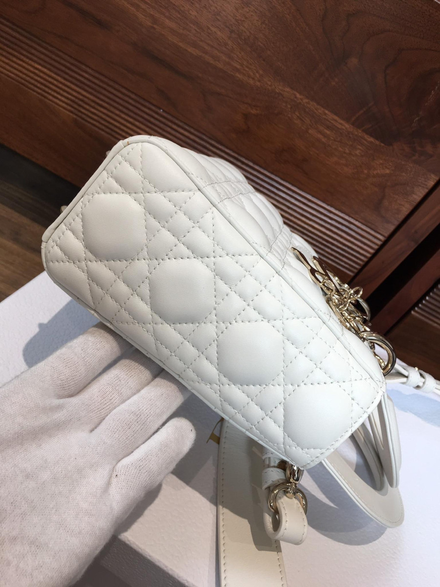 C h r i s ti a n  D i o r Lady D i o r Cannage Leather 2way handbag White. tình trạng còn đẹp nha. đủ box + túi vải+6 thẻ như hình ạ  .size small ah