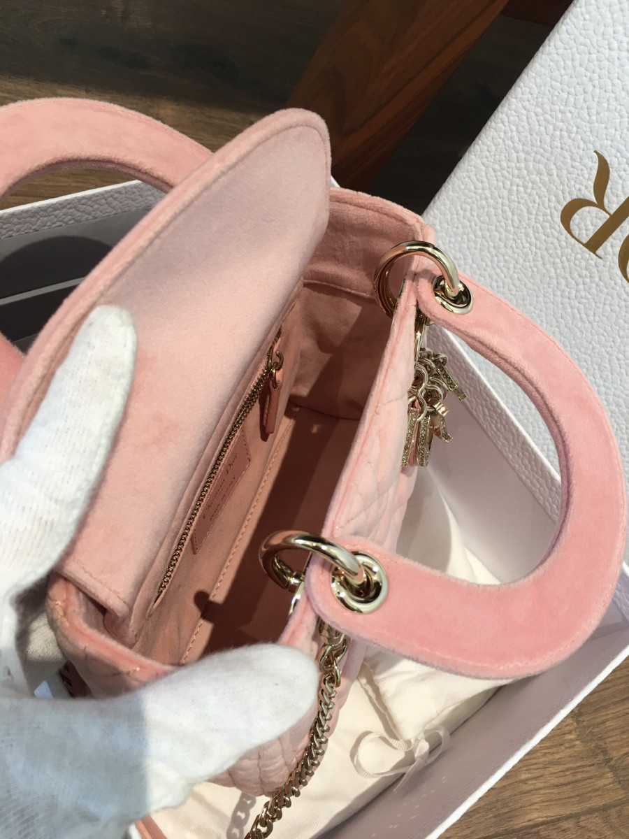 túi dior velvet charm túi đính đá cực mê   + s ize  mini hồng xinh xinh . đủ box ; túi vải  thẻ luôn nha. tình trạng như hình e chụp luôn nha