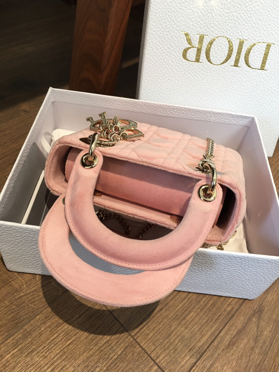 túi dior velvet charm túi đính đá cực mê   + s ize  mini hồng xinh xinh . đủ box ; túi vải  thẻ luôn nha. tình trạng như hình e chụp luôn nha