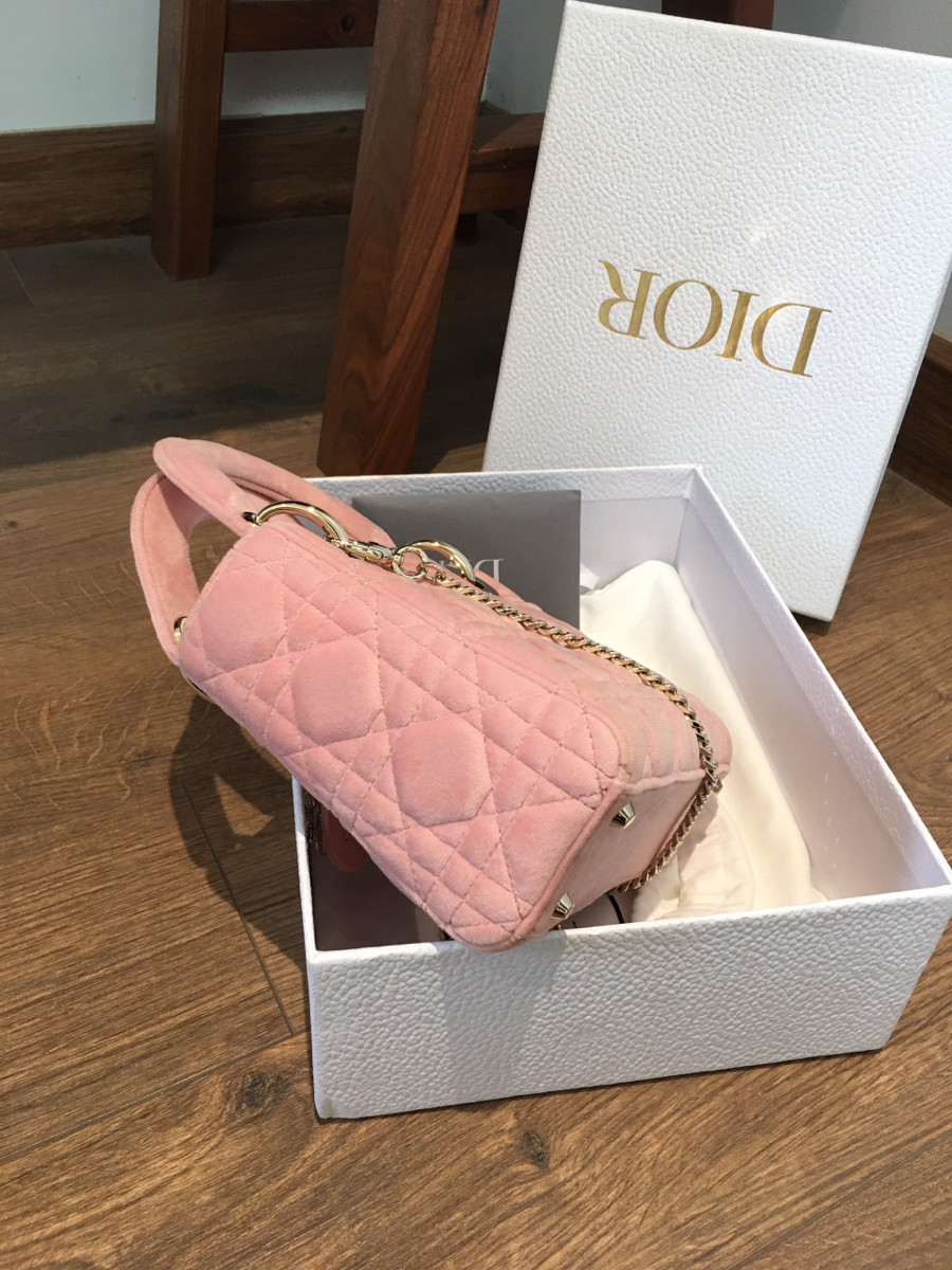 túi dior velvet charm túi đính đá cực mê   + s ize  mini hồng xinh xinh . đủ box ; túi vải  thẻ luôn nha. tình trạng như hình e chụp luôn nha