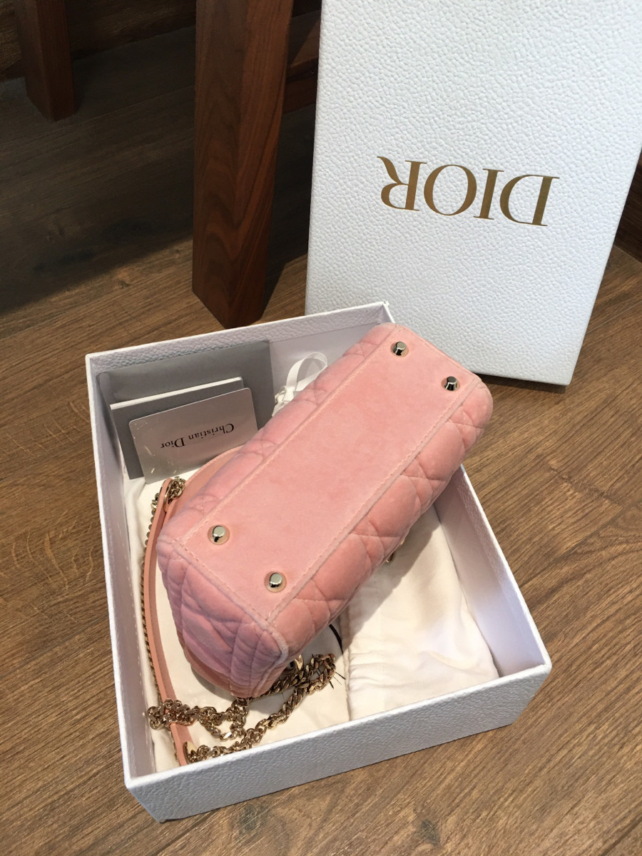 túi dior velvet charm túi đính đá cực mê   + s ize  mini hồng xinh xinh . đủ box ; túi vải  thẻ luôn nha. tình trạng như hình e chụp luôn nha