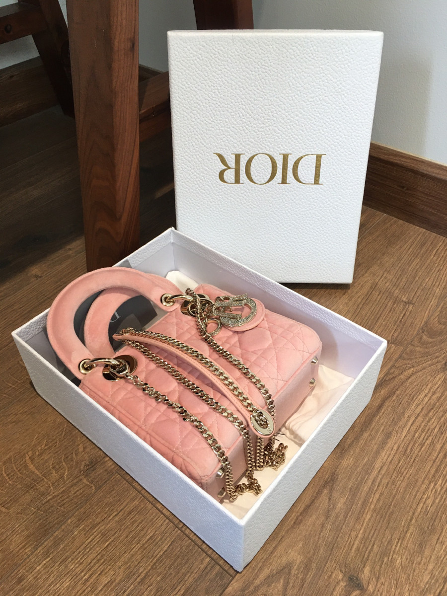 túi dior velvet charm túi đính đá cực mê   + s ize  mini hồng xinh xinh . đủ box ; túi vải  thẻ luôn nha. tình trạng như hình e chụp luôn nha