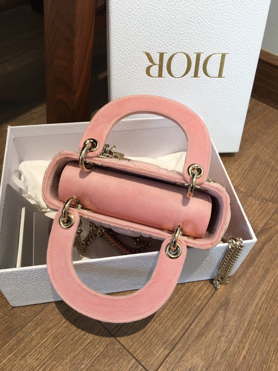 túi dior velvet charm túi đính đá cực mê   + s ize  mini hồng xinh xinh . đủ box ; túi vải  thẻ luôn nha. tình trạng như hình e chụp luôn nha