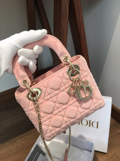 túi dior velvet charm túi đính đá cực mê   + s ize  mini hồng xinh xinh . đủ box ; túi vải  thẻ luôn nha. tình trạng như hình e chụp luôn nha