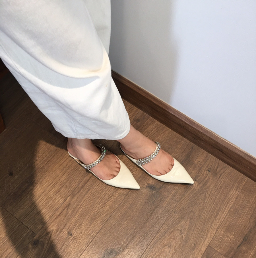 J I M M Y C H O O BING FLAT Mule Ivory đính đá siêu iu ạ .  Size: 35 1/2.