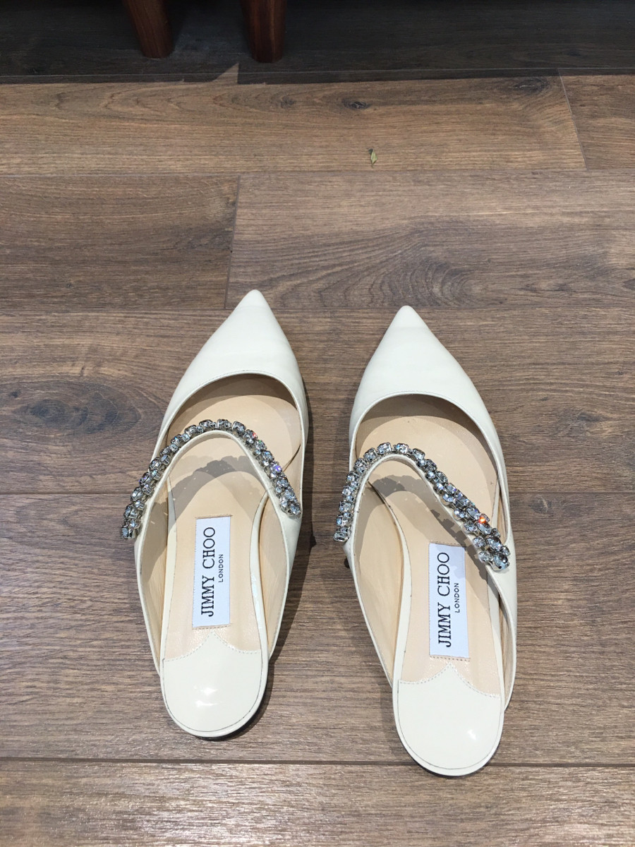 J I M M Y C H O O BING FLAT Mule Ivory đính đá siêu iu ạ .  Size: 35 1/2.