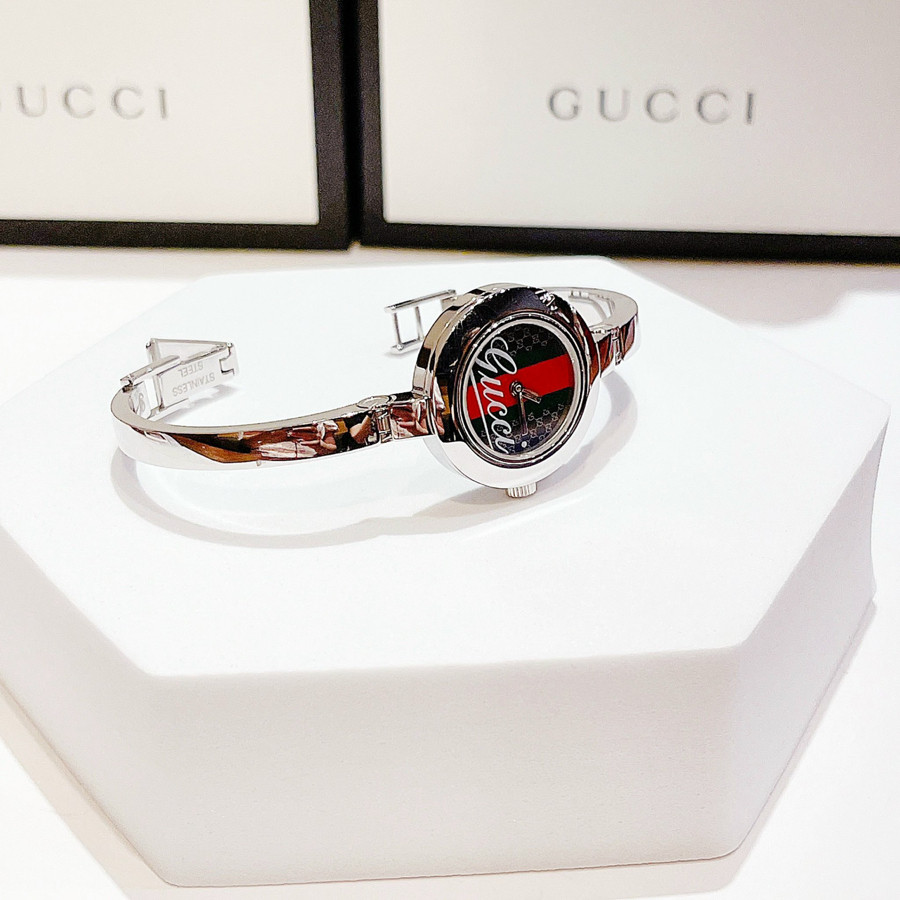 Đồng hồ Gucci dáng lắc