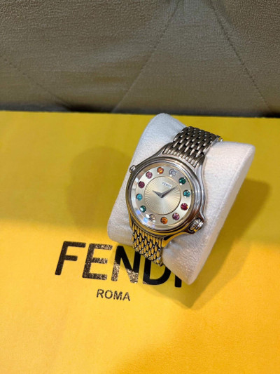 Đồng hồ fendi bạc mặt tròn đá đổi màu 4mm