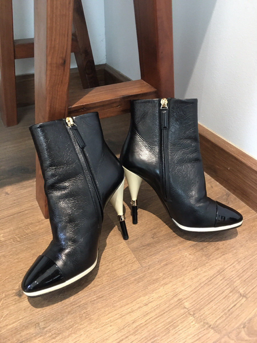 Sẵn boots  C h a n e l Coco Mark Leather Short Boots size  36 1/2 Ladies' Black nô gô đính 2 bên cổ bốt ạ  .  cao trước 1cm ; sau 10cm. 95% new ạ phần gót có như hình e chụp ạ