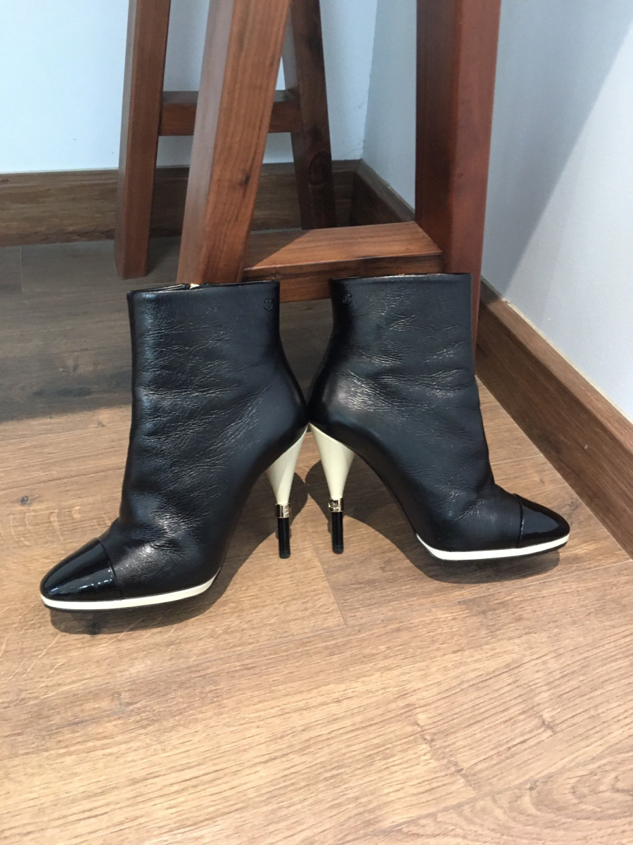 Sẵn boots  C h a n e l Coco Mark Leather Short Boots size  36 1/2 Ladies' Black nô gô đính 2 bên cổ bốt ạ  .  cao trước 1cm ; sau 10cm. 95% new ạ phần gót có như hình e chụp ạ