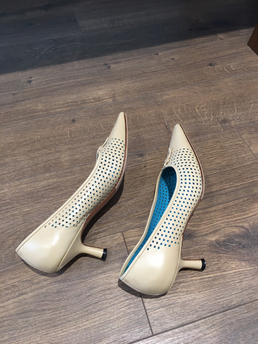 C h a n e l Coco Mark Leather Pumps size 34 1/2 Ladies' Beige; ( chân 35.5 bon chen được ạ )  ; cao 5cm. 95% new phần mũi và gót có như hình e chụp ạ