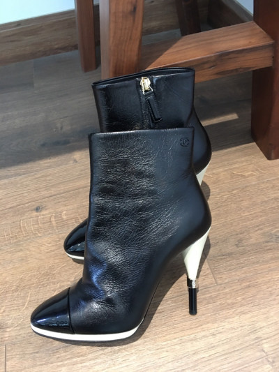 Sẵn boots  C h a n e l Coco Mark Leather Short Boots size  36 1/2 Ladies' Black nô gô đính 2 bên cổ bốt ạ  .  cao trước 1cm ; sau 10cm. 95% new ạ phần gót có như hình e chụp ạ