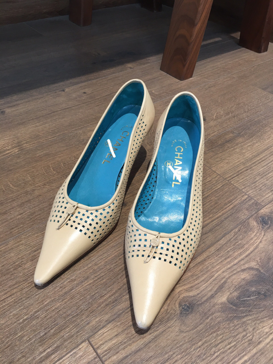 C h a n e l Coco Mark Leather Pumps size 34 1/2 Ladies' Beige; ( chân 35.5 bon chen được ạ )  ; cao 5cm. 95% new phần mũi và gót có như hình e chụp ạ