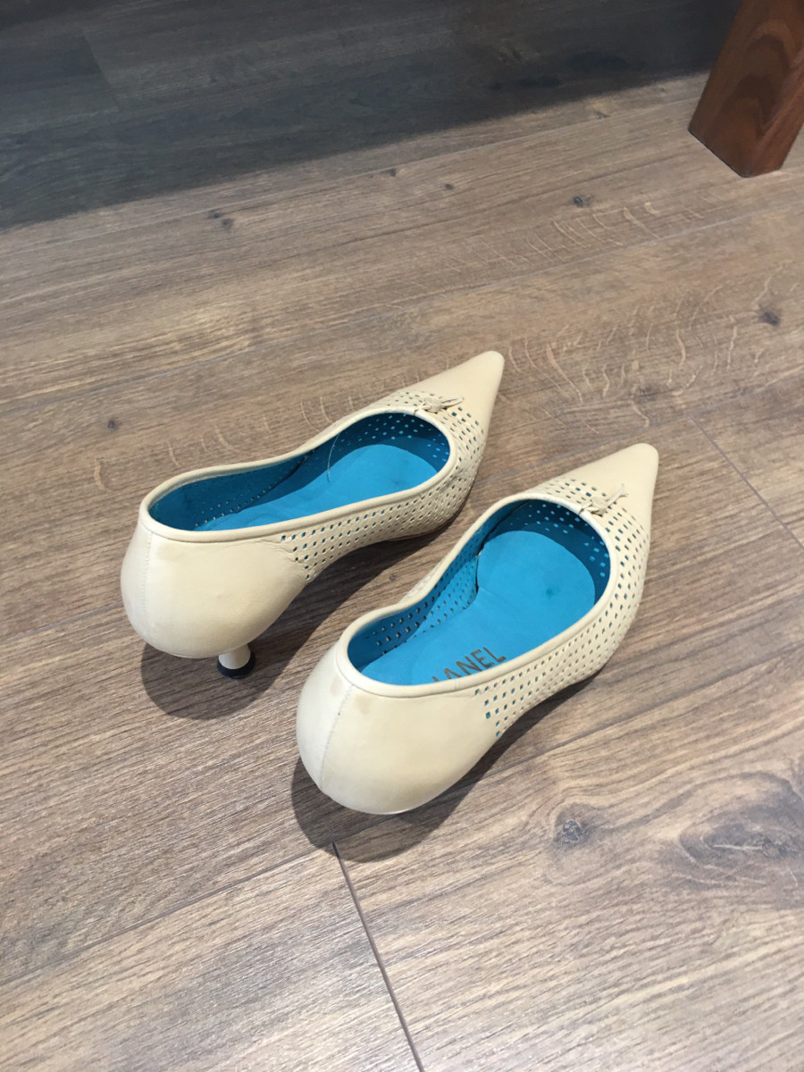 C h a n e l Coco Mark Leather Pumps size 34 1/2 Ladies' Beige; ( chân 35.5 bon chen được ạ )  ; cao 5cm. 95% new phần mũi và gót có như hình e chụp ạ