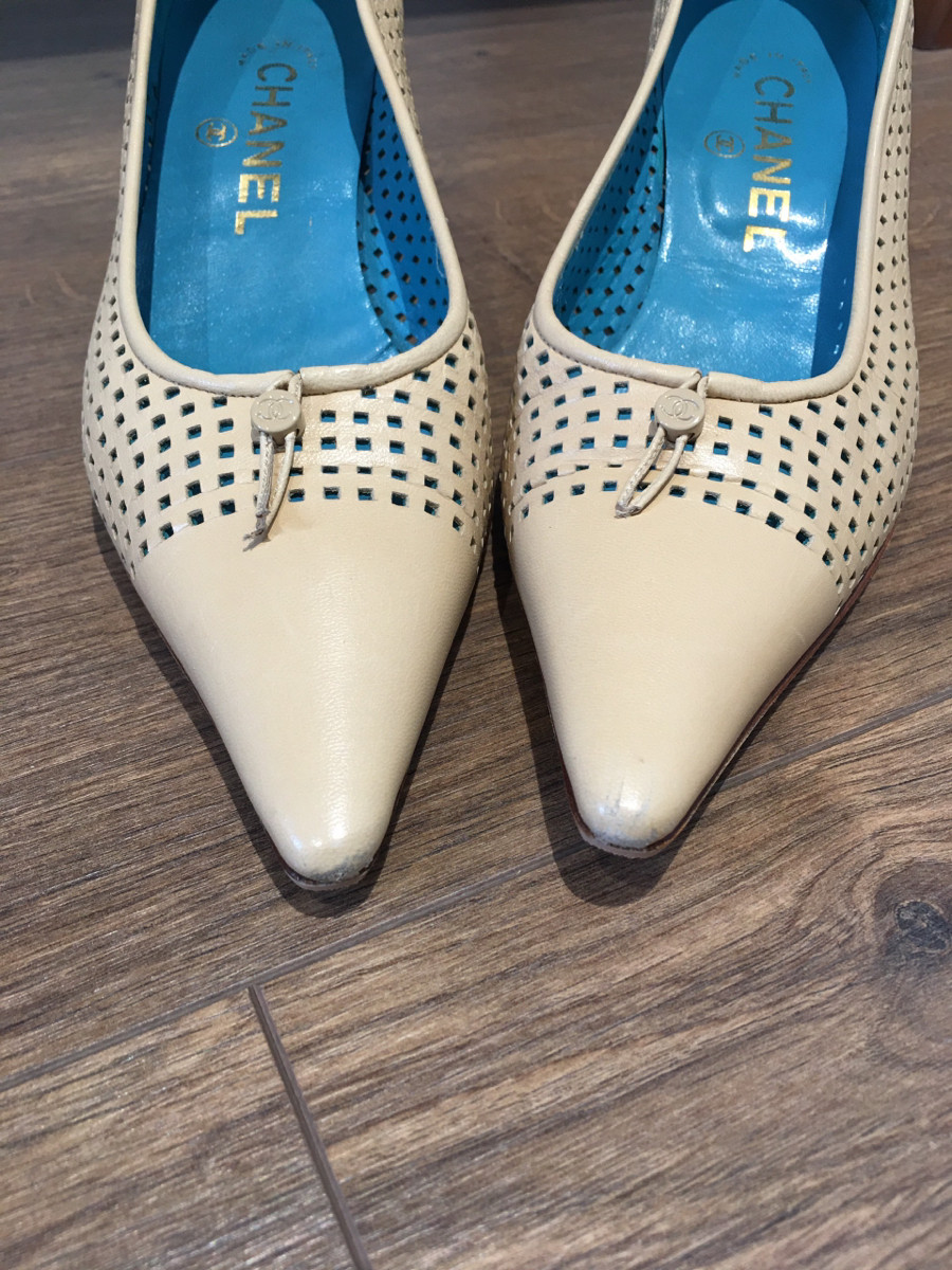 C h a n e l Coco Mark Leather Pumps size 34 1/2 Ladies' Beige; ( chân 35.5 bon chen được ạ )  ; cao 5cm. 95% new phần mũi và gót có như hình e chụp ạ