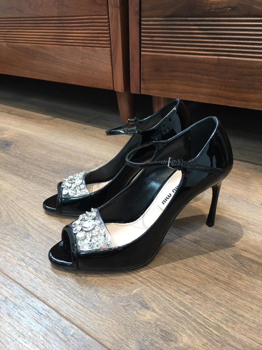 M I U M I U pumps đen hở mũi đính đá trước mũi lấp lánh nổi bật đôi giày luôn ạ .  size 34 1/2; cao 8cm ( chân 35 mỏng bon chen được ) ; mới đi thử trong nhà vài lần thôi nhé