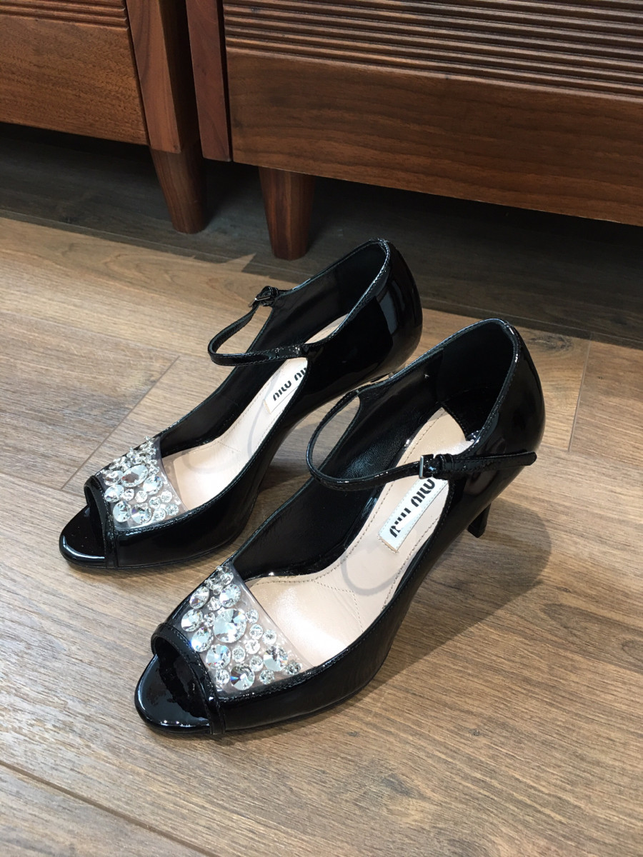 M I U M I U pumps đen hở mũi đính đá trước mũi lấp lánh nổi bật đôi giày luôn ạ .  size 34 1/2; cao 8cm ( chân 35 mỏng bon chen được ) ; mới đi thử trong nhà vài lần thôi nhé