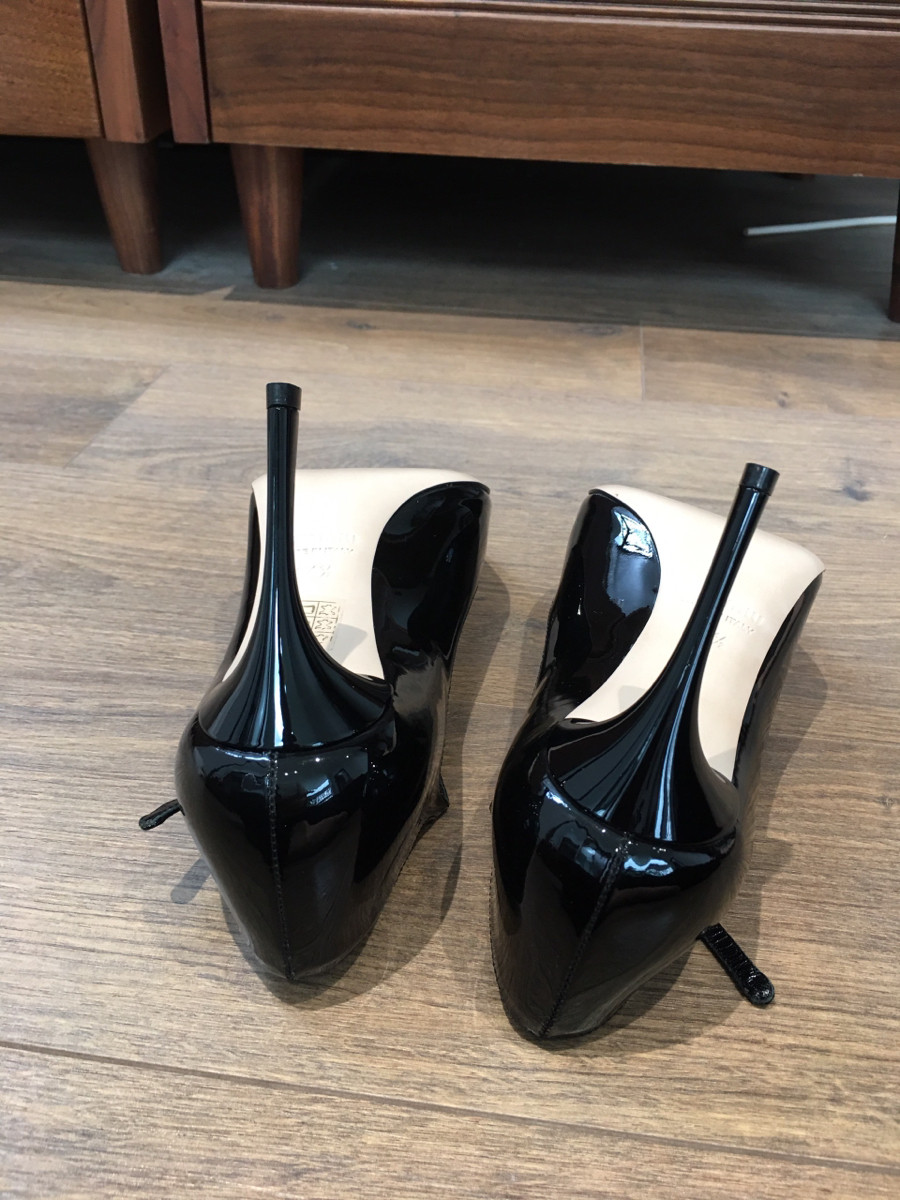 M I U M I U pumps đen hở mũi đính đá trước mũi lấp lánh nổi bật đôi giày luôn ạ .  size 34 1/2; cao 8cm ( chân 35 mỏng bon chen được ) ; mới đi thử trong nhà vài lần thôi nhé