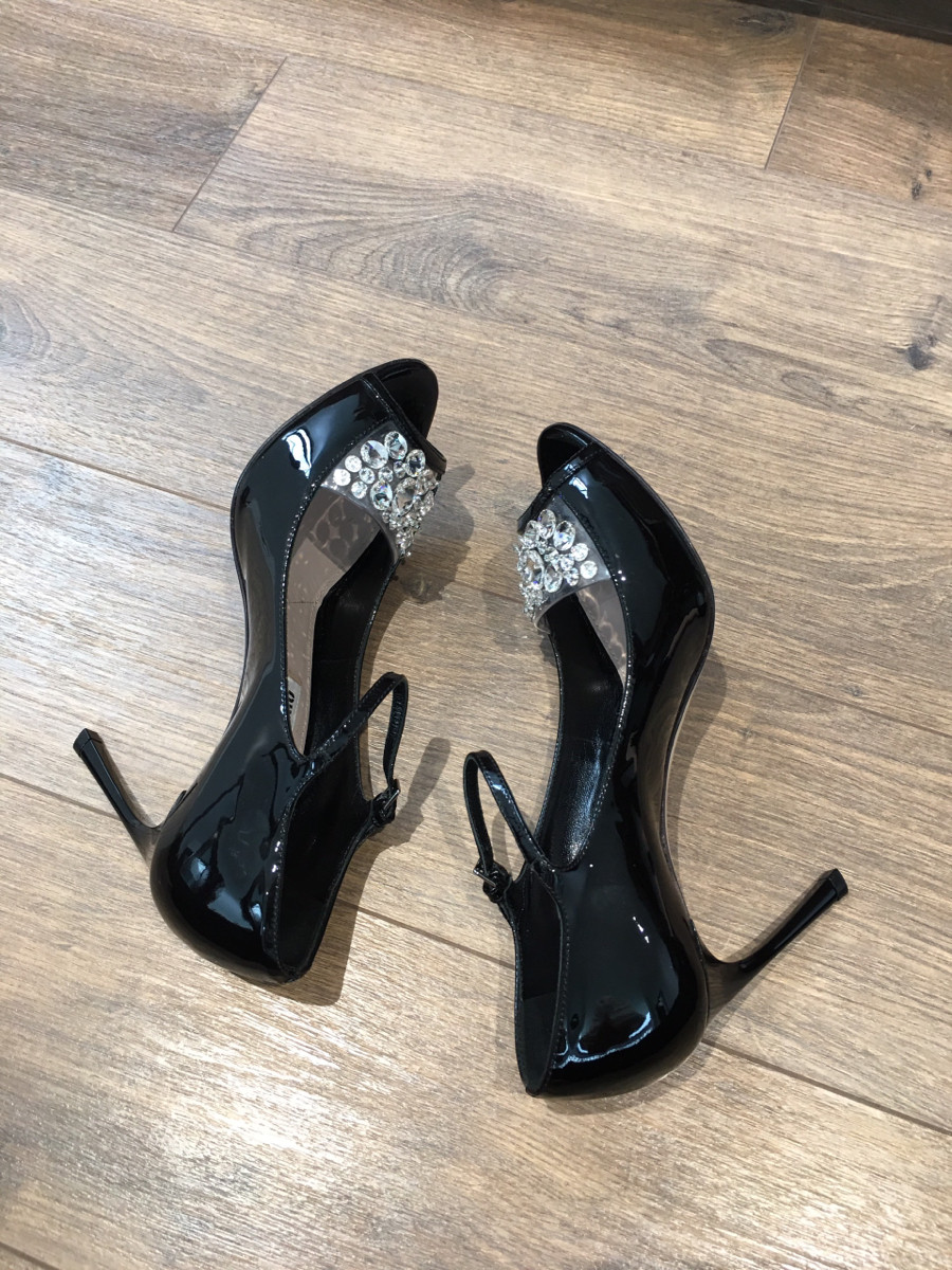 M I U M I U pumps đen hở mũi đính đá trước mũi lấp lánh nổi bật đôi giày luôn ạ .  size 34 1/2; cao 8cm ( chân 35 mỏng bon chen được ) ; mới đi thử trong nhà vài lần thôi nhé