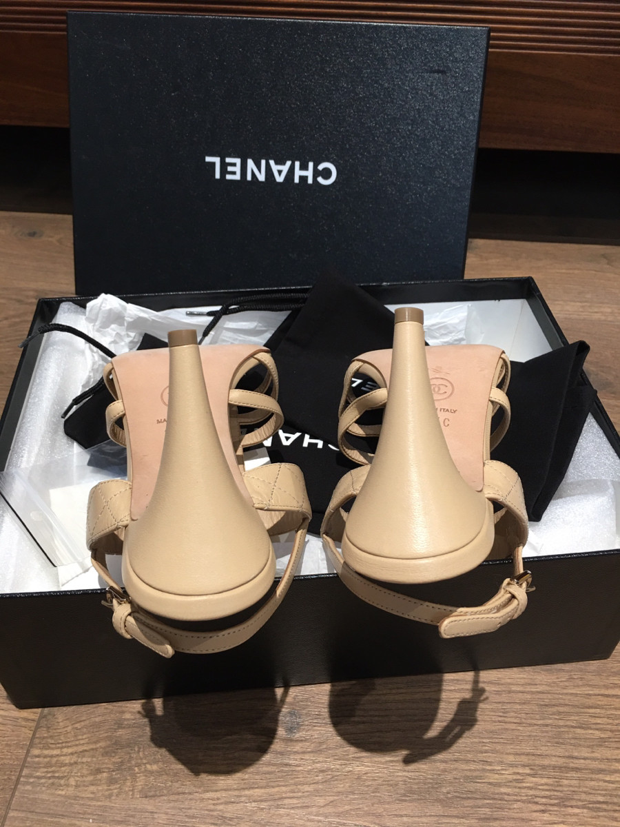 ＣＨＡＮＥＬ sandals be đính trai siêu mê mà lại hàng chưa dùng luôn nhaaaa 🤩 . size  37 1/2 ; cao 9cm . pk đi kèm đủ như hình  ( chân 37 bon chen được ạ )