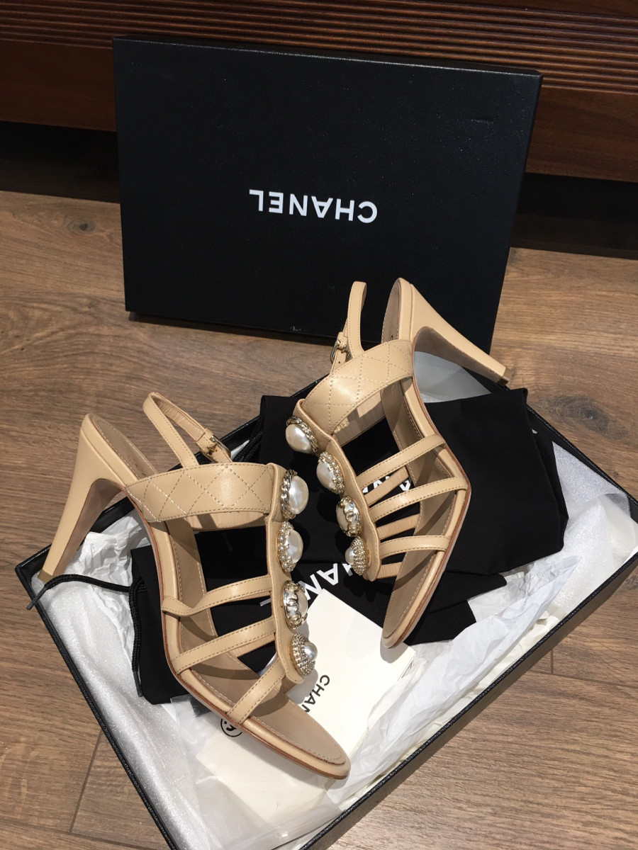 ＣＨＡＮＥＬ sandals be đính trai siêu mê mà lại hàng chưa dùng luôn nhaaaa 🤩 . size  37 1/2 ; cao 9cm . pk đi kèm đủ như hình  ( chân 37 bon chen được ạ )