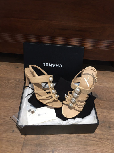 ＣＨＡＮＥＬ sandals be đính trai siêu mê mà lại hàng chưa dùng luôn nhaaaa 🤩 . size  37 1/2 ; cao 9cm . pk đi kèm đủ như hình  ( chân 37 bon chen được ạ )