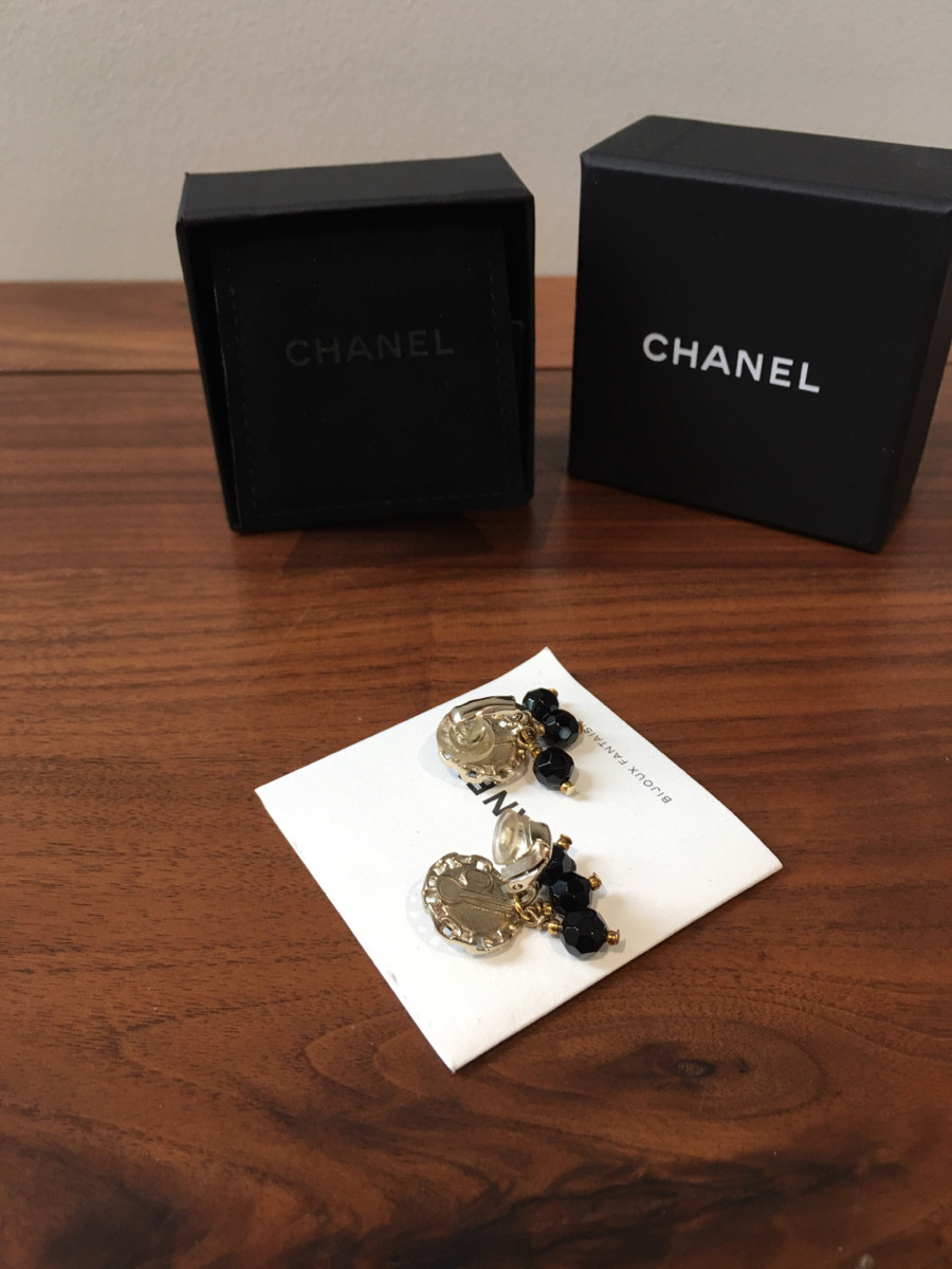 Bông tai c h a n e l dạng kẹp đính các hạt đen xinh lắm  pk kèm box + túi vải i hình ạ