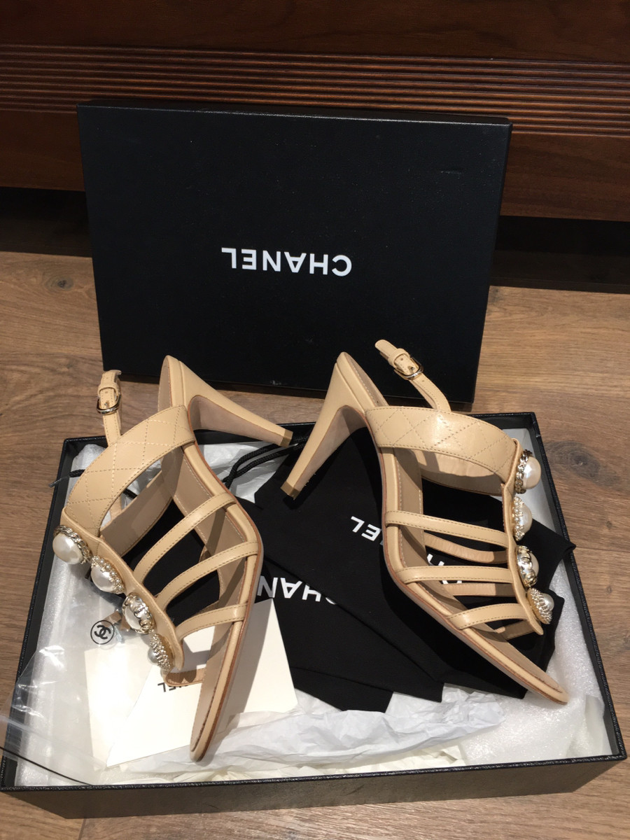 ＣＨＡＮＥＬ sandals be đính trai siêu mê mà lại hàng chưa dùng luôn nhaaaa 🤩 . size  37 1/2 ; cao 9cm . pk đi kèm đủ như hình  ( chân 37 bon chen được ạ )