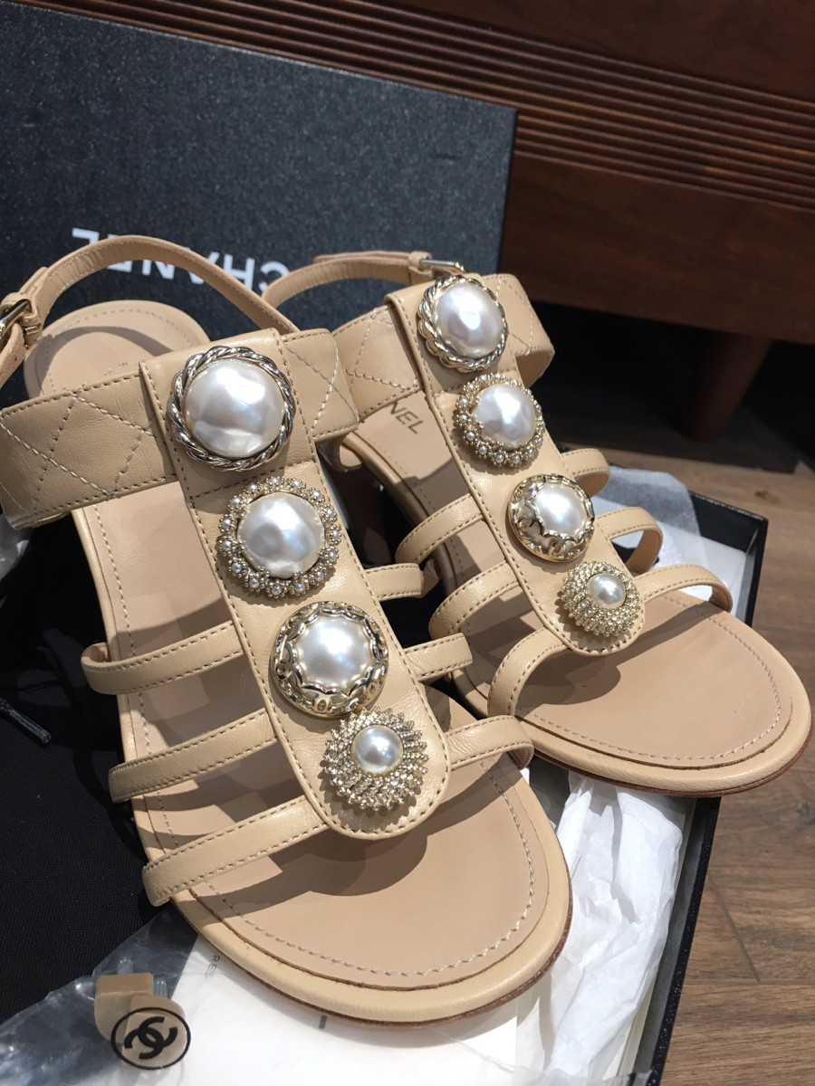 ＣＨＡＮＥＬ sandals be đính trai siêu mê mà lại hàng chưa dùng luôn nhaaaa 🤩 . size  37 1/2 ; cao 9cm . pk đi kèm đủ như hình  ( chân 37 bon chen được ạ )