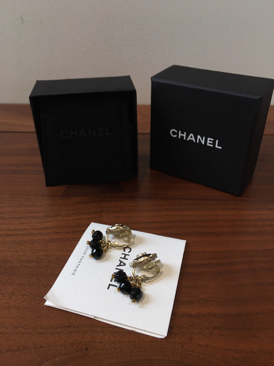 Bông tai c h a n e l dạng kẹp đính các hạt đen xinh lắm  pk kèm box + túi vải i hình ạ