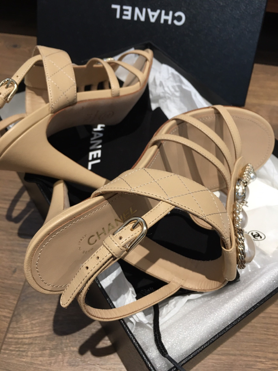 ＣＨＡＮＥＬ sandals be đính trai siêu mê mà lại hàng chưa dùng luôn nhaaaa 🤩 . size  37 1/2 ; cao 9cm . pk đi kèm đủ như hình  ( chân 37 bon chen được ạ )