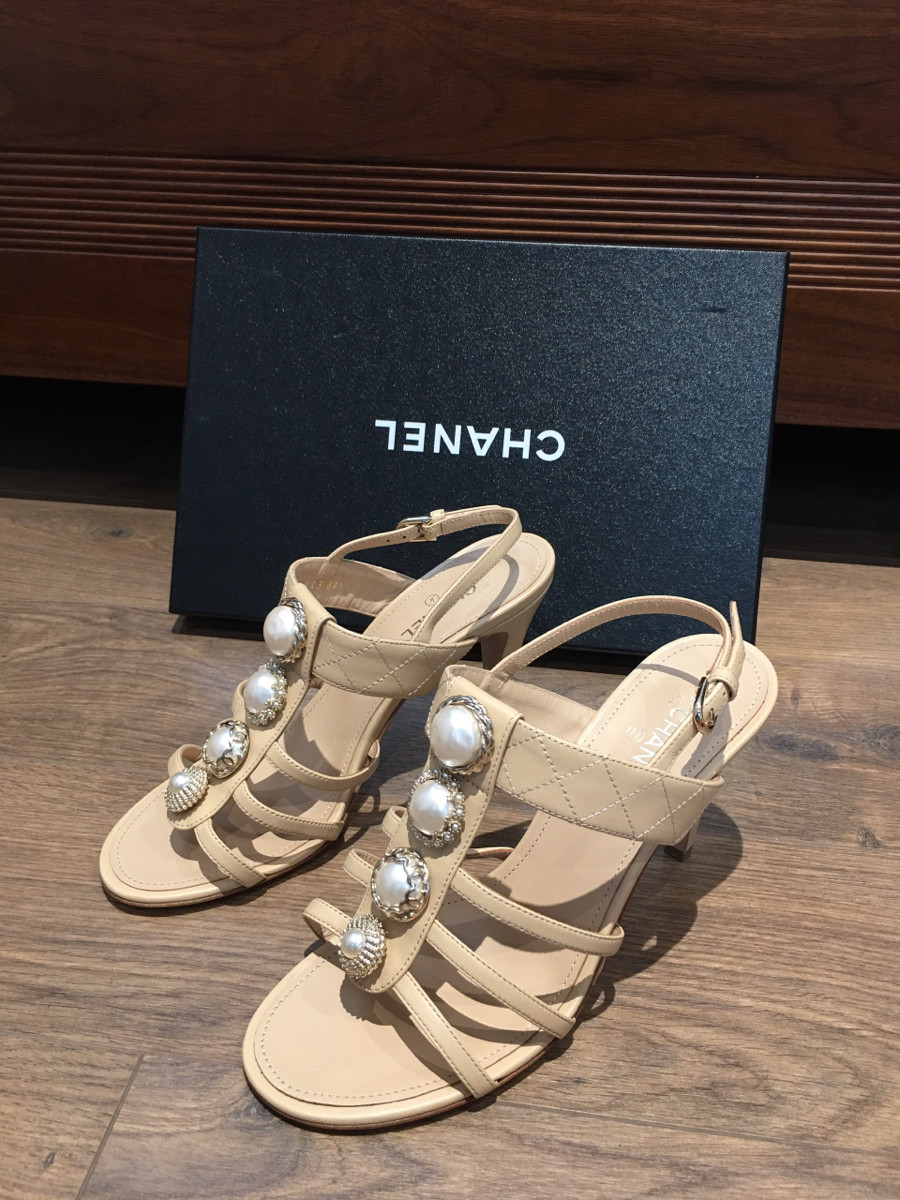 ＣＨＡＮＥＬ sandals be đính trai siêu mê mà lại hàng chưa dùng luôn nhaaaa 🤩 . size  37 1/2 ; cao 9cm . pk đi kèm đủ như hình  ( chân 37 bon chen được ạ )