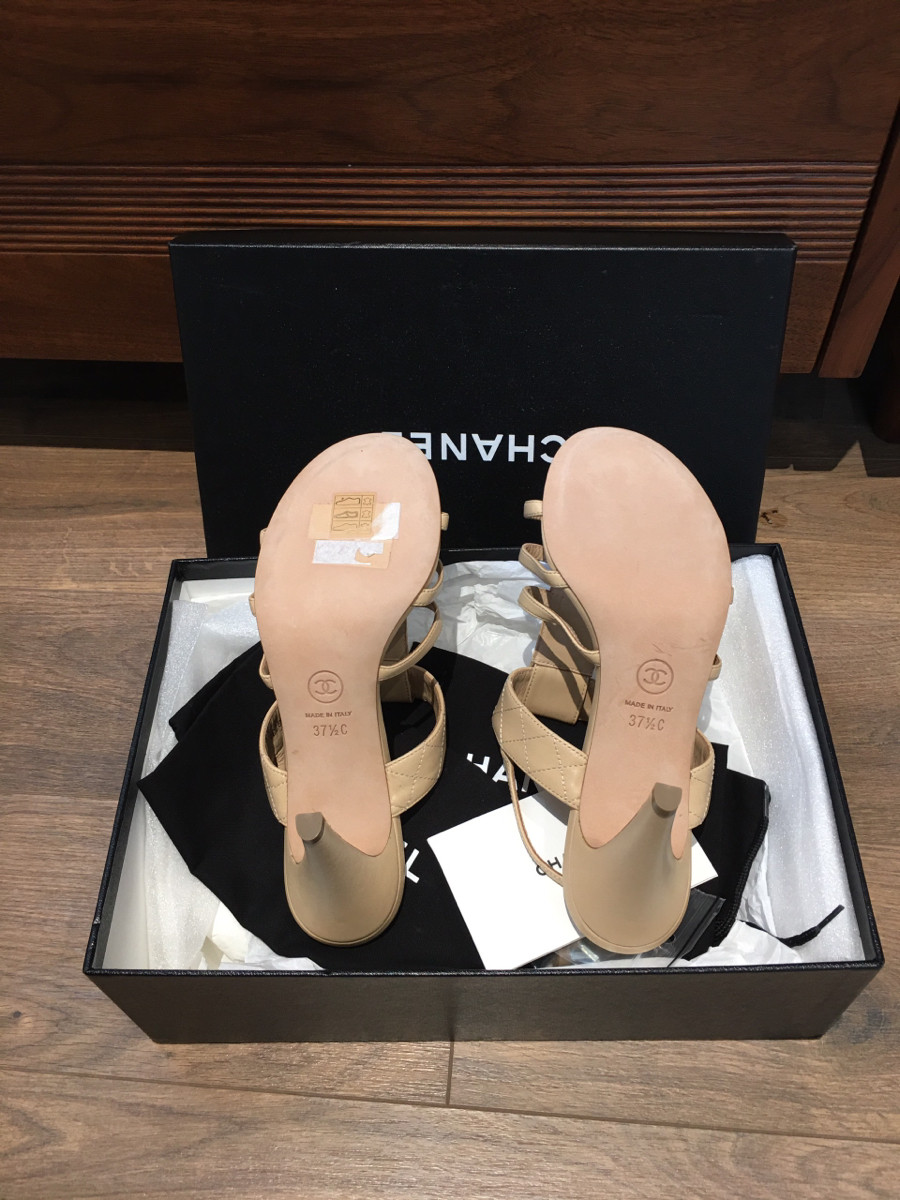 ＣＨＡＮＥＬ sandals be đính trai siêu mê mà lại hàng chưa dùng luôn nhaaaa 🤩 . size  37 1/2 ; cao 9cm . pk đi kèm đủ như hình  ( chân 37 bon chen được ạ )