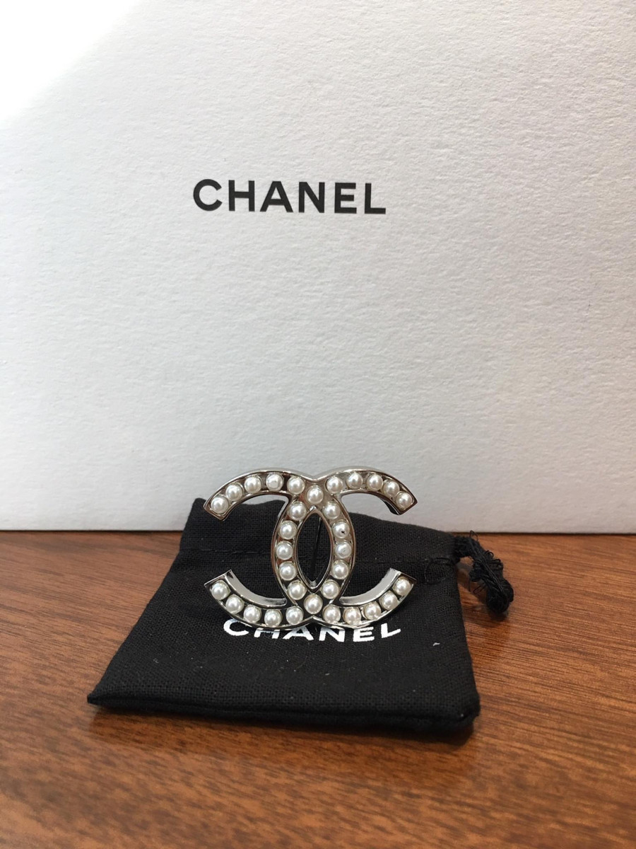 Sẵn cài áo  ＣＨＡＮＥＬ đính trai xinh xinh ạ  . 95% new ( có  3 viên trai có trầy 1 chút nhỏ ở phía trên như hình e chụp nhé. ) còn lại còn đẹp ạ