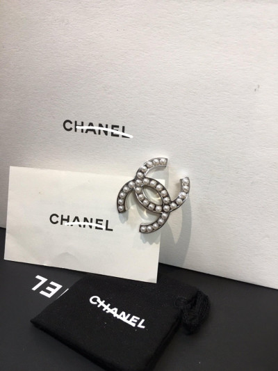 Sẵn cài áo  ＣＨＡＮＥＬ đính trai xinh xinh ạ  . 95% new ( có  3 viên trai có trầy 1 chút nhỏ ở phía trên như hình e chụp nhé. ) còn lại còn đẹp ạ