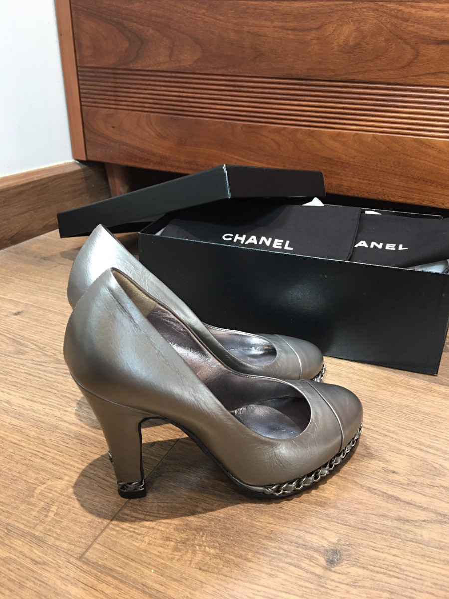 Sẵn  C h a n e l Coco Mark Leather Pumps size  35 Ladies' Silver G277657. cao trước 1cm ; sau 9cm . 95% new