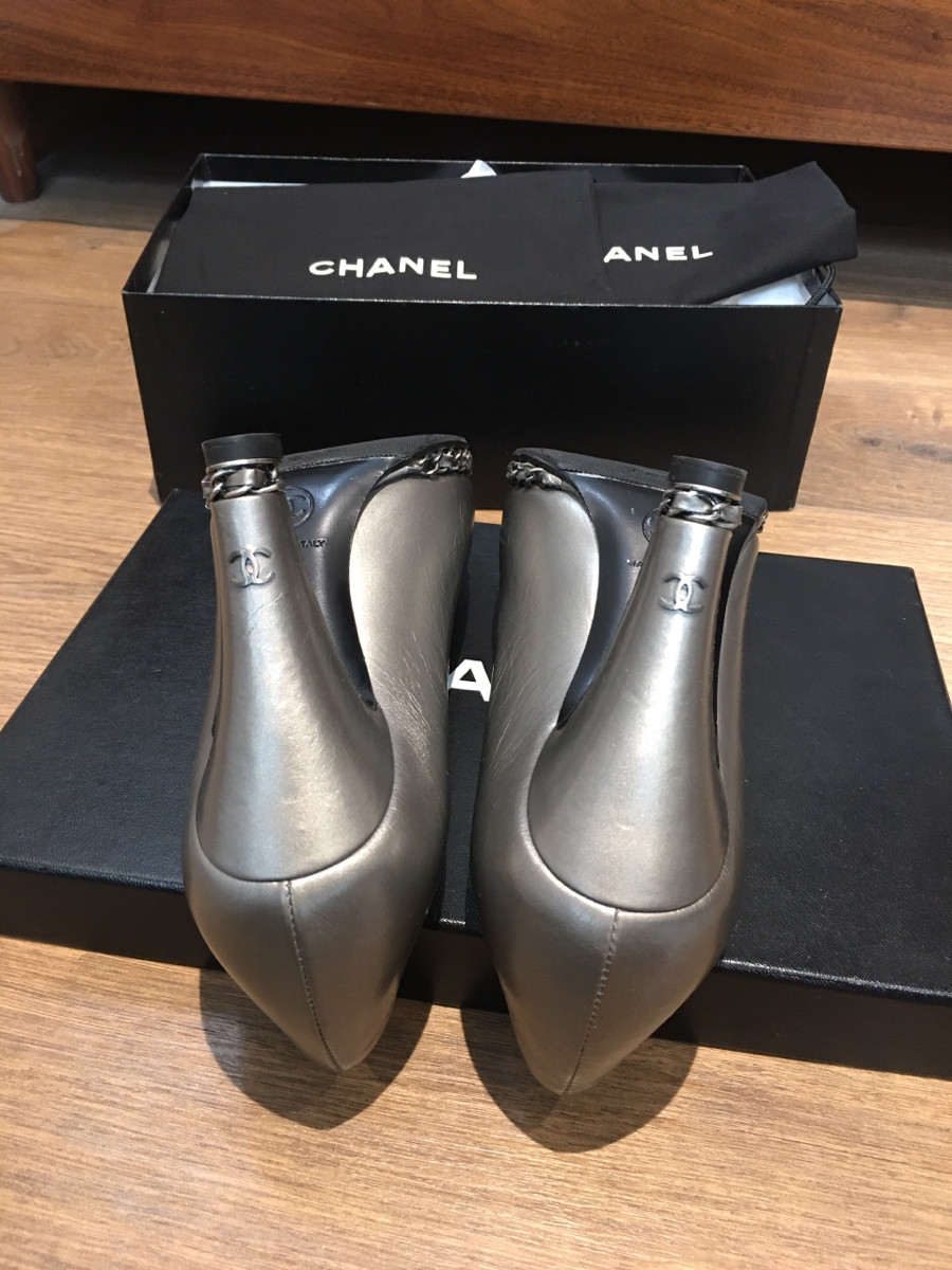 Sẵn  C h a n e l Coco Mark Leather Pumps size  35 Ladies' Silver G277657. cao trước 1cm ; sau 9cm . 95% new