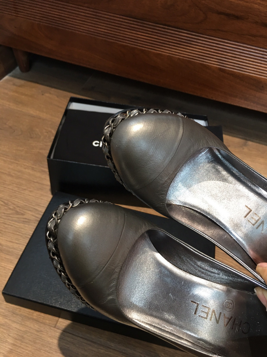 Sẵn  C h a n e l Coco Mark Leather Pumps size  35 Ladies' Silver G277657. cao trước 1cm ; sau 9cm . 95% new